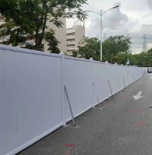 PVC圍擋搭配路口可視網狀圍擋安裝完畢.png